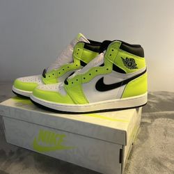 Nike Air Jordan 1 Retro High OG Visionaries MENS SIZE 9 Volt Black 555088-702