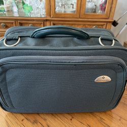 Samsonite Carry On Luggage with a Whole Bunch of Separate Compartments in Excellent Condition 