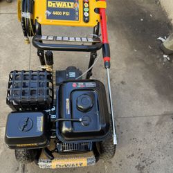 4400 PSI 4.0 GPM Cold Water Gas Pressure Washer by DEWALT