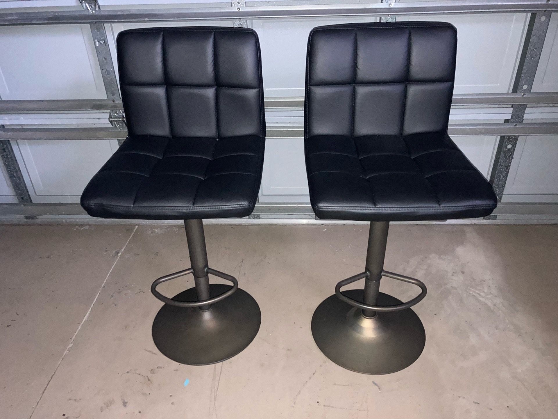 2 Pedestal Stools
