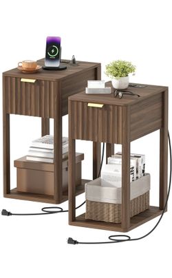 Juego de 2 Mesitas Fluted Modernas con USB y Enchufes – Slim Walnut NUEVAS