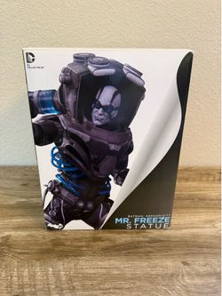 DC Comics Batman Arkham City Mr. Freeze 12"tall Statue Figure by DC Collectibles I bought this from previous owner that looks like he tried to glue br