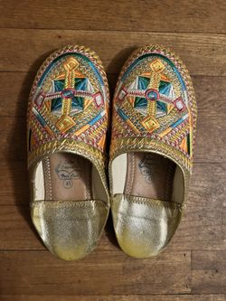Yellow shoe size 8