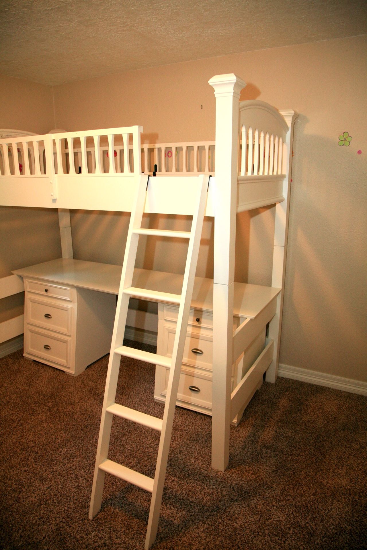 Kids Bunk Bed / Desk Combo (Bombay Co) for Sale in San Jose, CA OfferUp