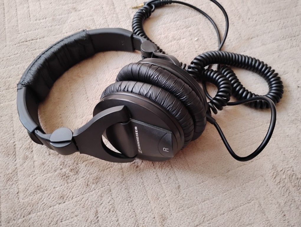 Sennheiser hd280 pro headphones Stereo
Excellent condition