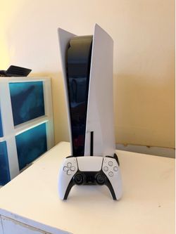 PlayStation 5 Disc Version Bundle – Controller Included