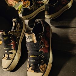 Sz 7.5-8 Women's Chuck Taylor All Star Low
Pattern: Dark green / black floral tapestry-style print