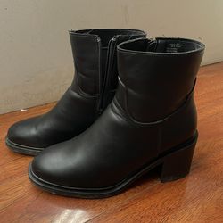 Black heeled boots 👢🖤 size 8.5