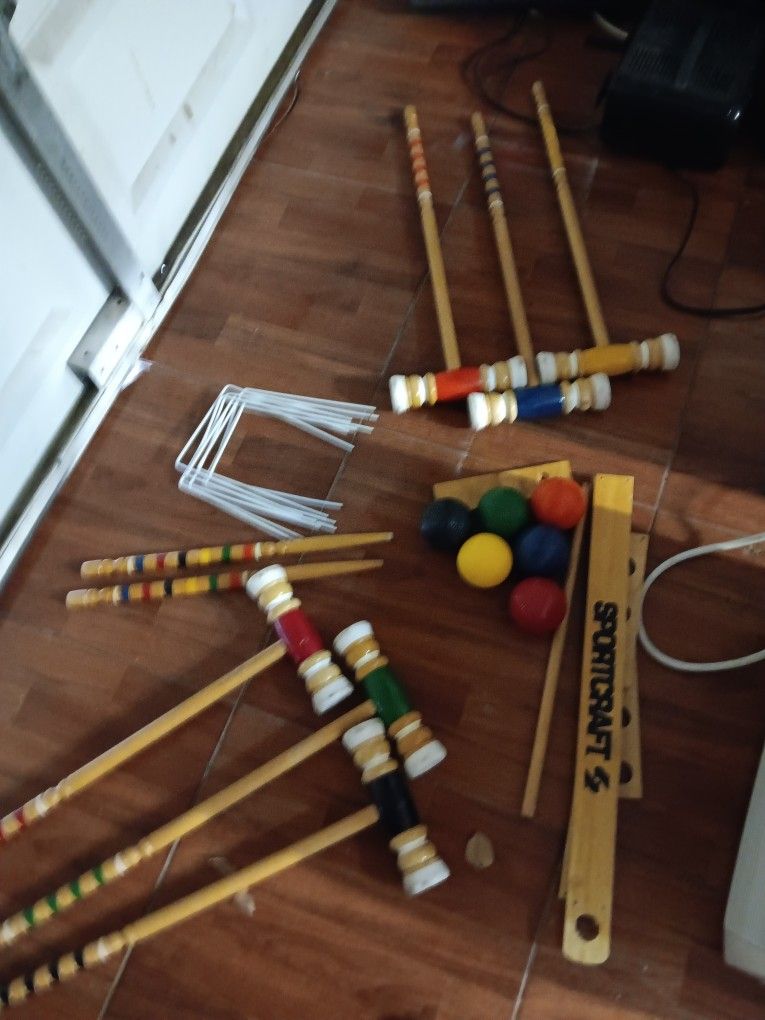 Vintage Sportscraft 2 To 4 person Croquet Set