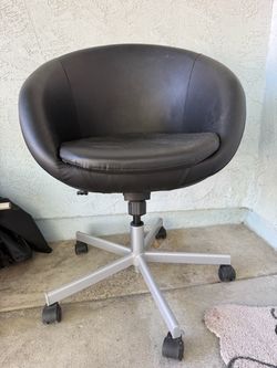 Rolling black chair