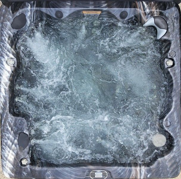 Beautiful & Large 6-Person 2016 Vita hot tub by Maax Spas for Sale