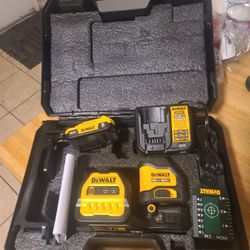 $270 FIRM Dewalt 20V Green Cross-Line Laser Level Kit, (1) 2.0Ah Battery, Charger, Target, Ceiling/Wall Bracket and TSTAK Case