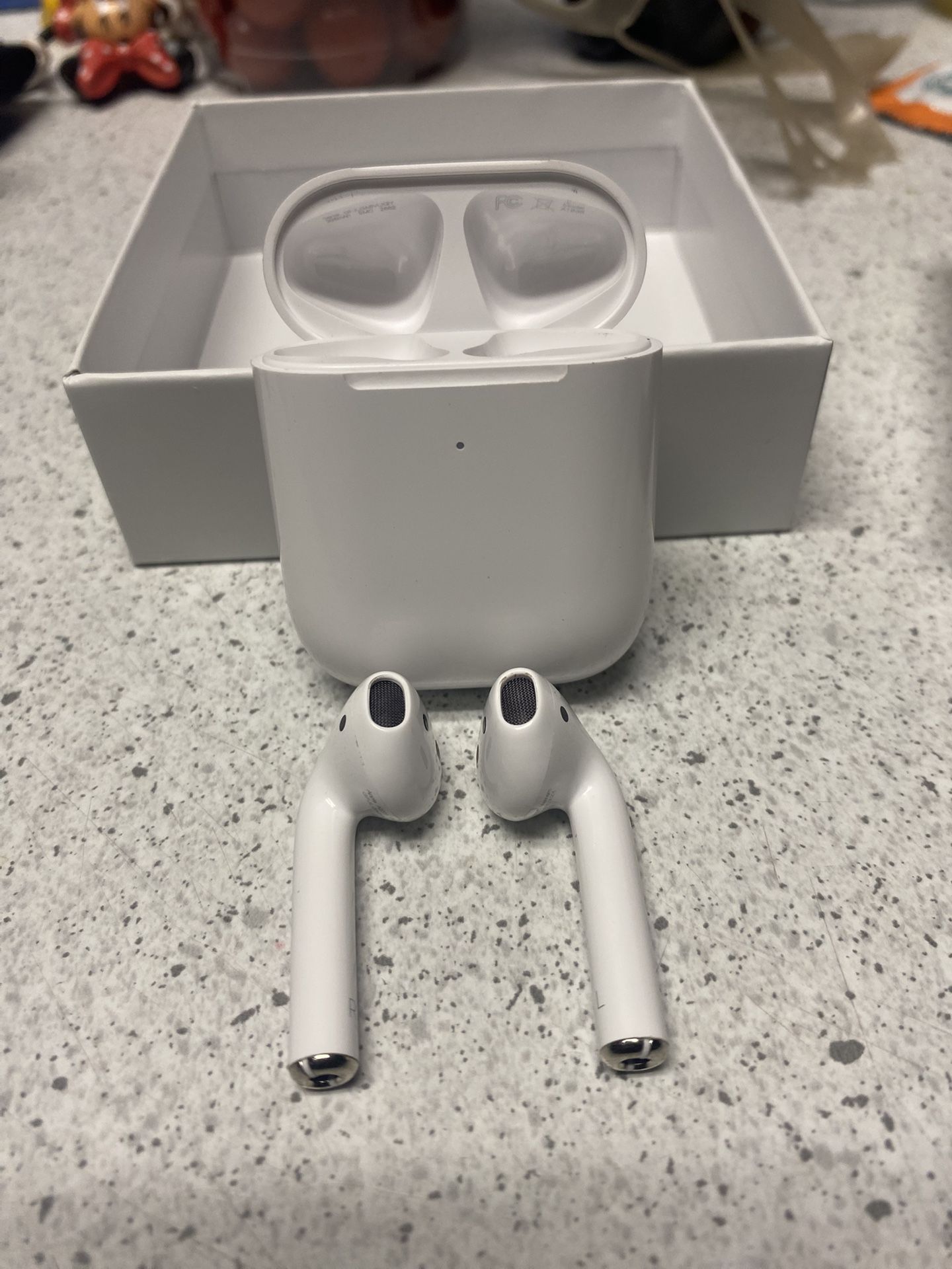 Apple AirPods 1st Gen – Works Good, Includes Box & Charger.