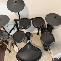 Alesis Nitro Mesh kit + Drum throne