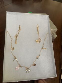 Este set de cadena con sus aretes oro laminado
