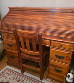 Beautiful roll top desk excellent condition amazing price priced to sell