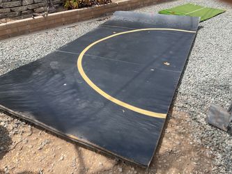 Wrestling mat