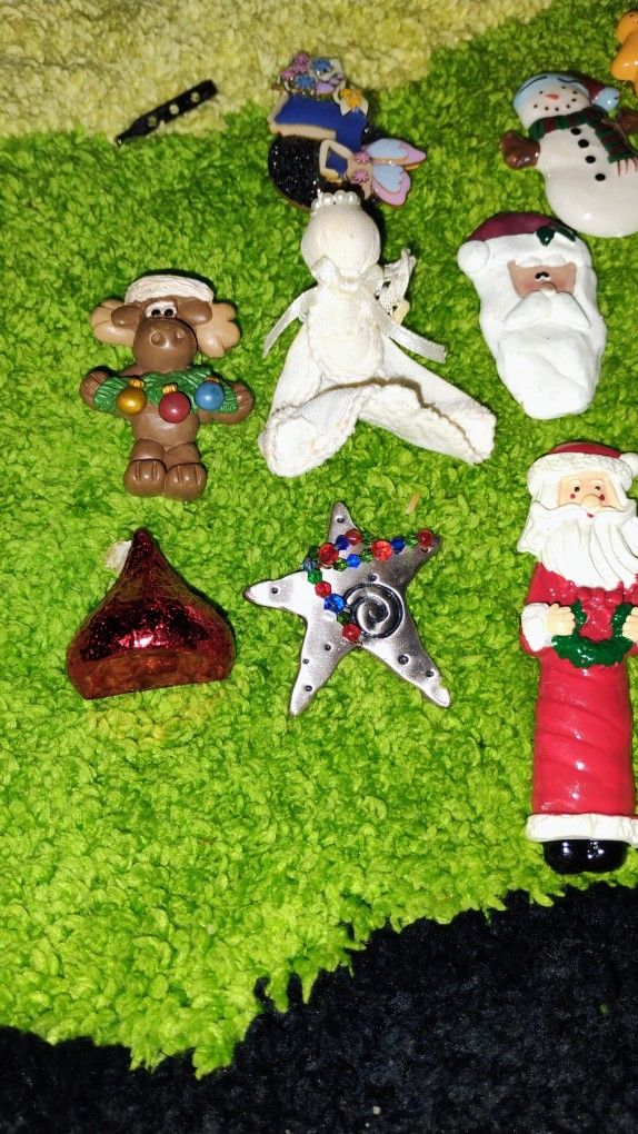 Vintage Pins Christmas