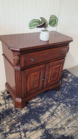 1 BEAUTIFUL NIGHTSTAND / SIDE / END TABLE  / LITTLE DRESSER