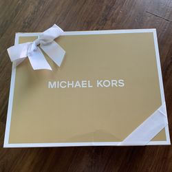 💯 Authentic MK! Available In Black, Brown And Black/Blue