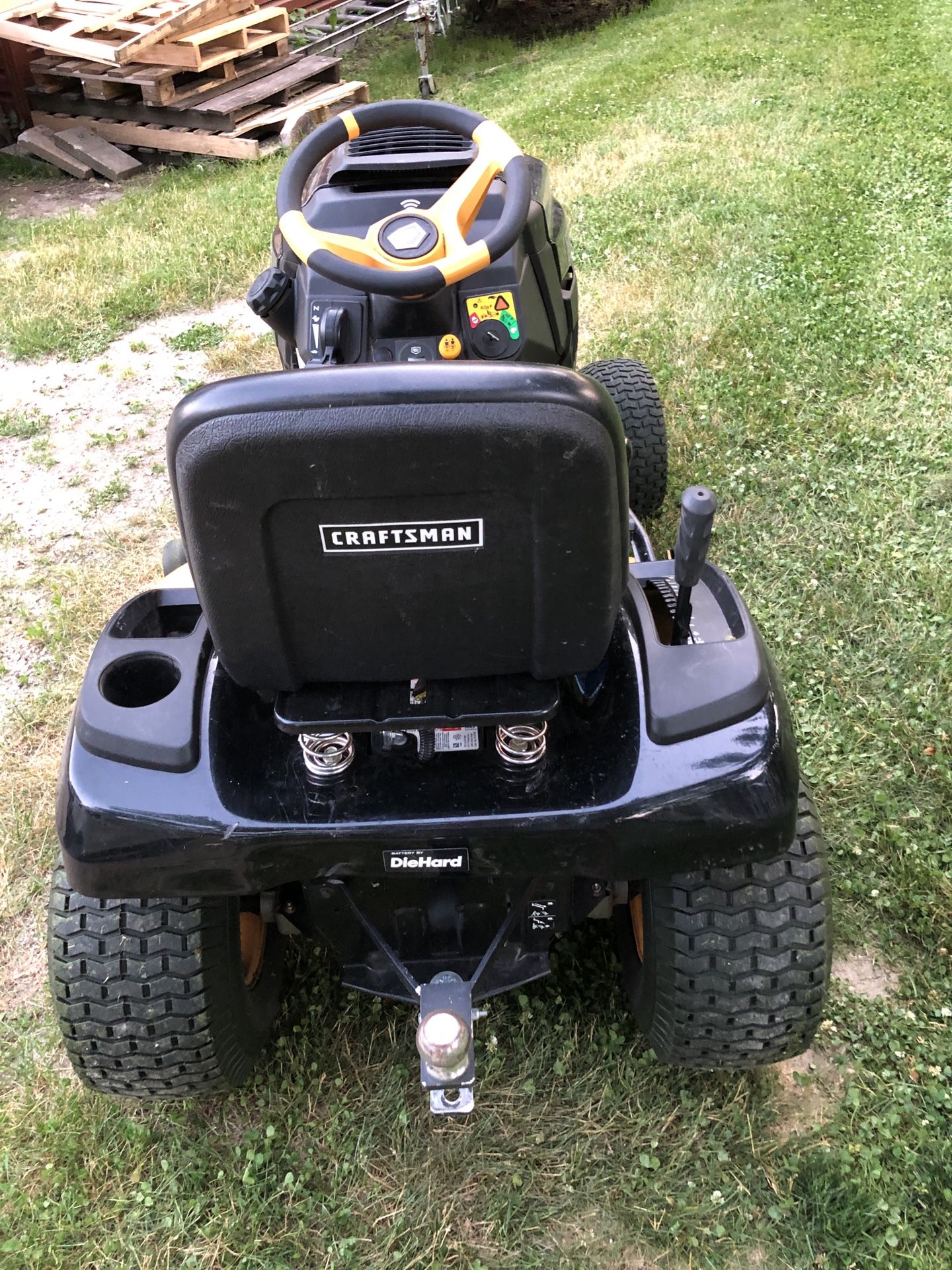 Craftsman tractor lawn mower 8200 pro series for Sale in Bartlett, IL