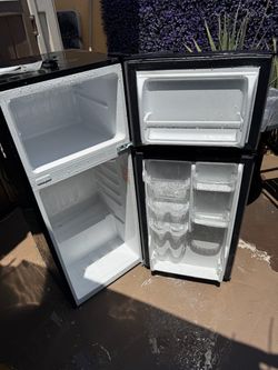 2 feet Small refrigerator great condition, 4 foot