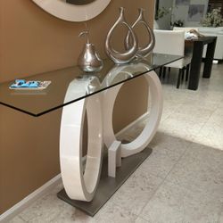 Console table in excellent, like-new condition, purchased at El Dorado Furniture