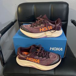 Hoka Rincon 4/ size 5B Women’s $95