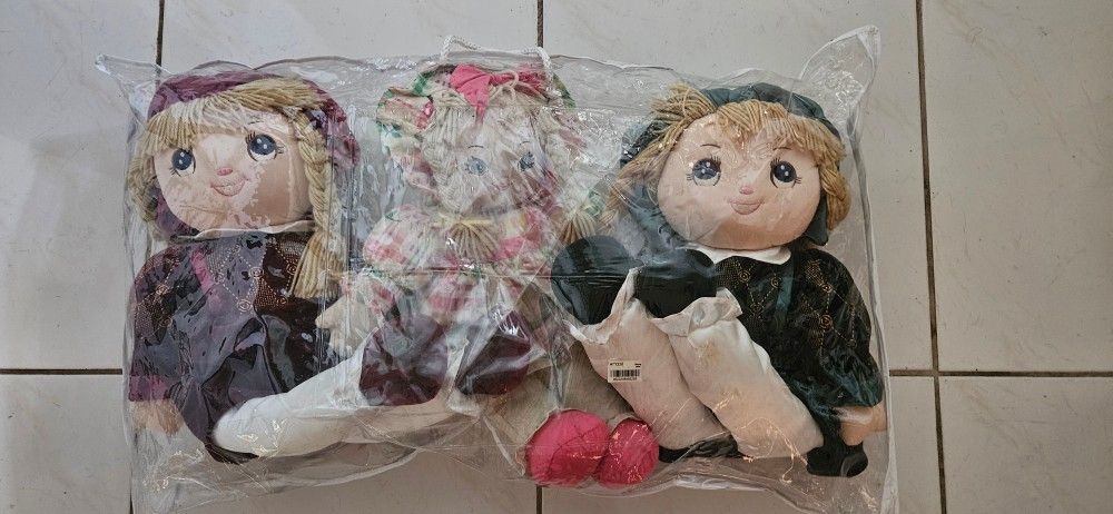 Three Beautiful Dolls Total $20
Pick up Tamarac 33319