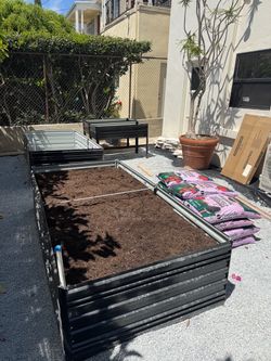 Raised garden bed