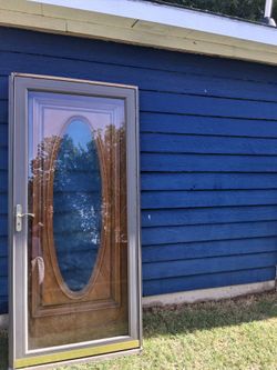 Puerta de enfrente y Storm Door. Todas con su frame.