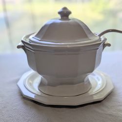 VTG 1963 Pfaltzgraff Heritage White Soup Tureen, Lid, Ladle w Bonus Plate #1761
