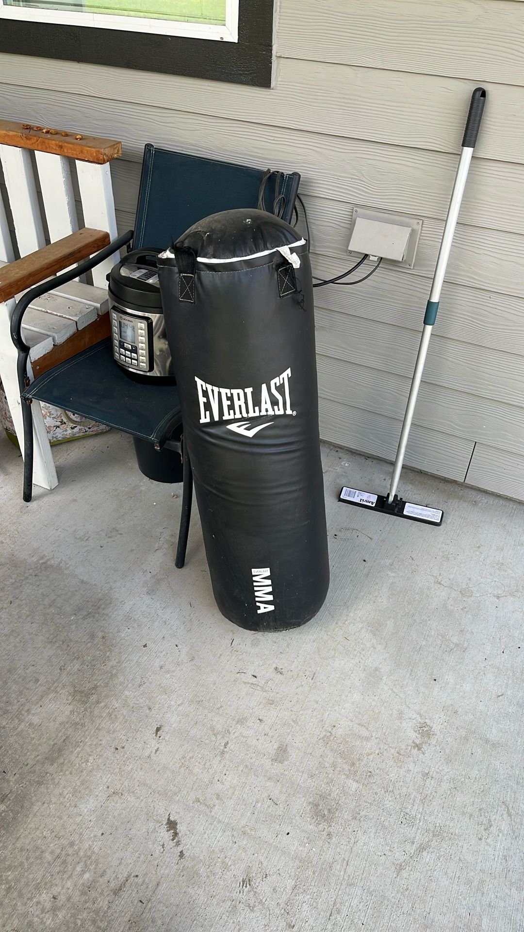 Everlast Punching Bag – Great Condition (Minor Fix Needed)