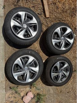 Honda Civic LX 2019 tires and hubcaps