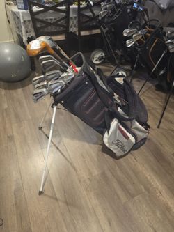 COMPLETE GOLF CLUBS SET WITH GOLF STANDBAG (13 CLUBS)
