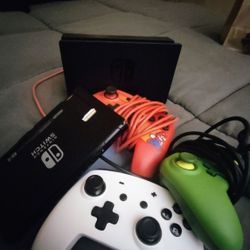Nintendo Switch Bundle. 3 Games 3 Joysticks (Zelda-botw/Mario Kart 8 Deluxe/Super smash Bros
