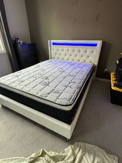 Queen size bed frame new in a box mattress included  we offer same day delivery   Cama Queen size Nueva en Caja Colchon. Incluido entregamos a domicil