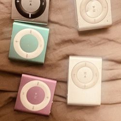 Lot Of 5 iPod Shuffle (3 4th Gen & 2 2nd Gen)