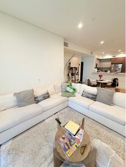 Modern Cream Sectional Sofa – Excellent Condition