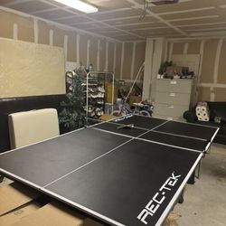 Almost brand new ping pong table in perfect condition..asking $150