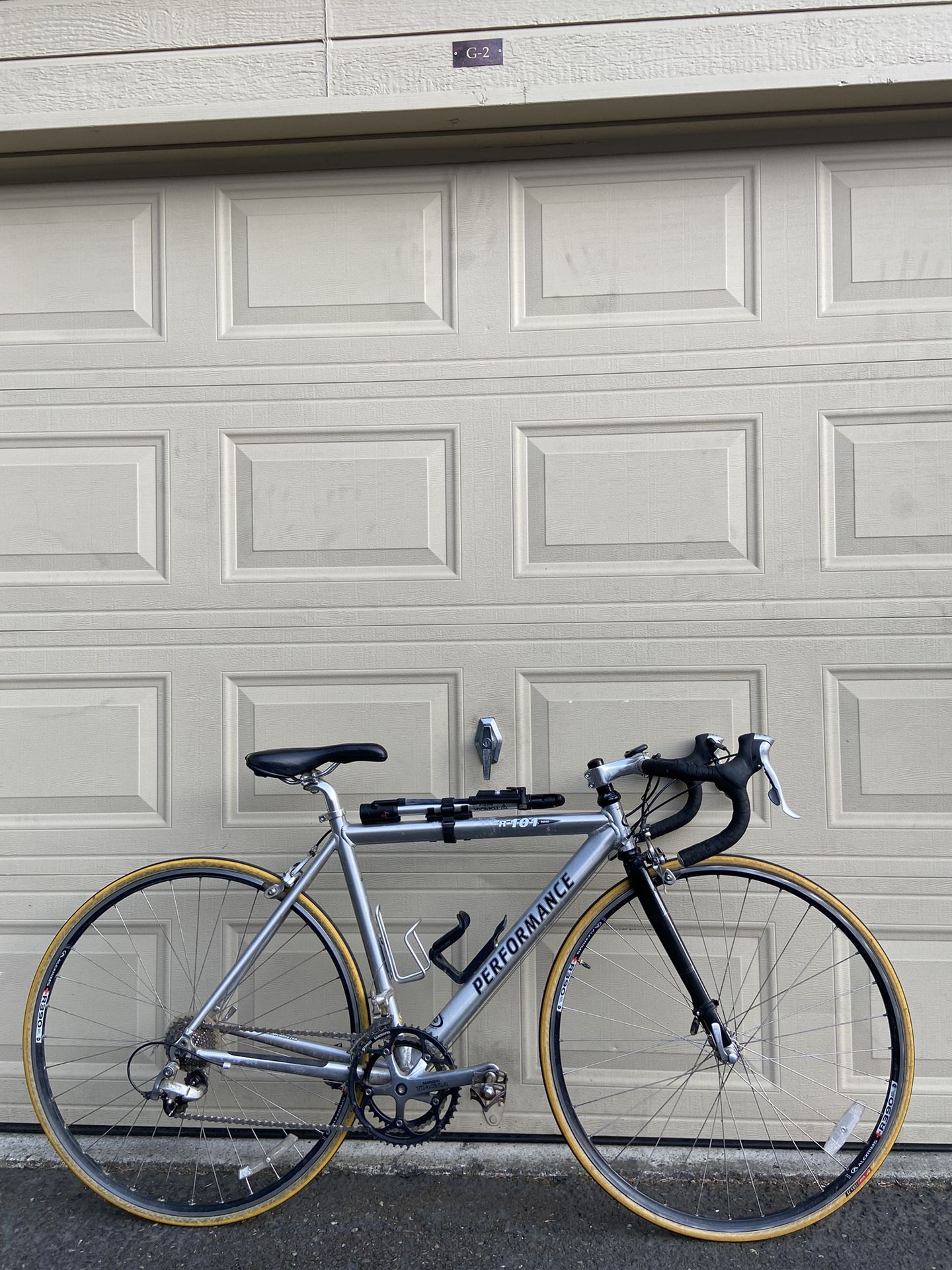 Performance R101 Road Bike β 50cm β Shimano Tiagra β Carbon Fork Menβs Bicycle