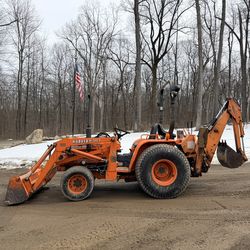 Kubota B8200 4x4 HST Tractor Loader Backhoe