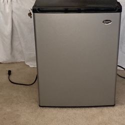 Mini Fridge/Sanyo