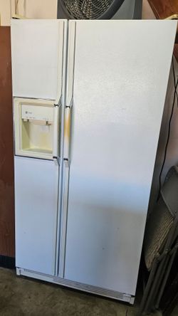GE 21.6cu ft side by side refrigerator w/ ice maker