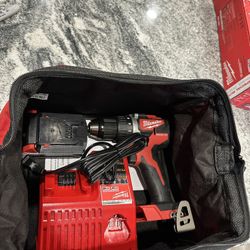 Milwaukee Brushless Cordless 1/2in Drill Driver Kit  