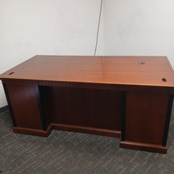 Executive desk Good Condition ( Pick Up Only)