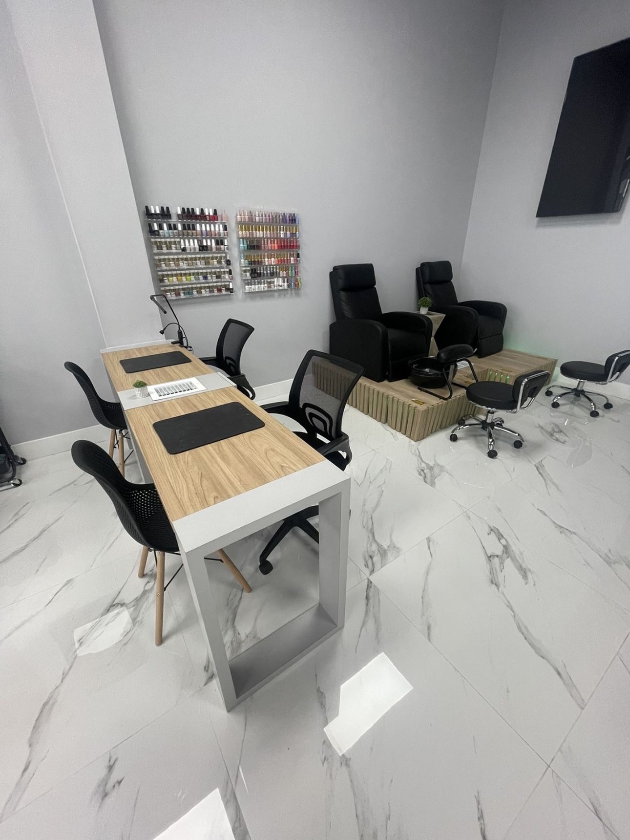 PUESTO MANICURISTA EN DORAL