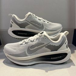 NIKE VOMERO 18 ZOOMX “SUMMIT WHITE”