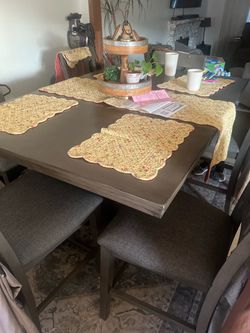 Table mats and runner