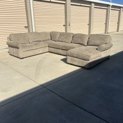 Beautiful Light Grey Fabric Sectional (Delivery available)